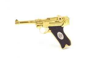 Золотой пистолет Люгер P08 украшенный