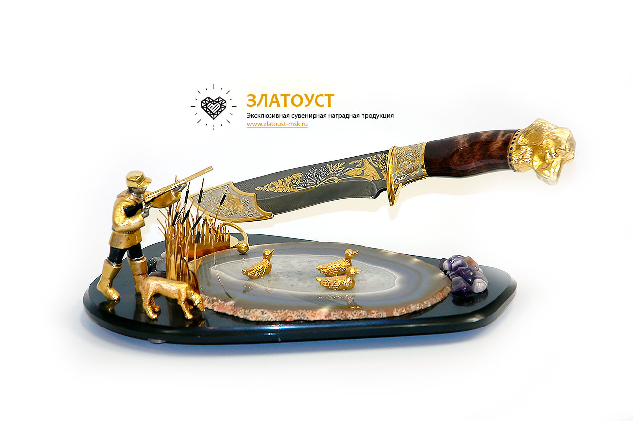 Композиция Охотник с ножом из Златоуста